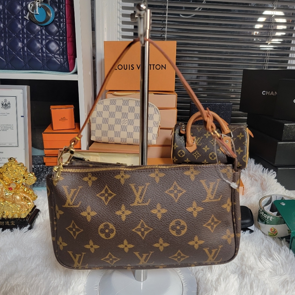 Lv Pochette